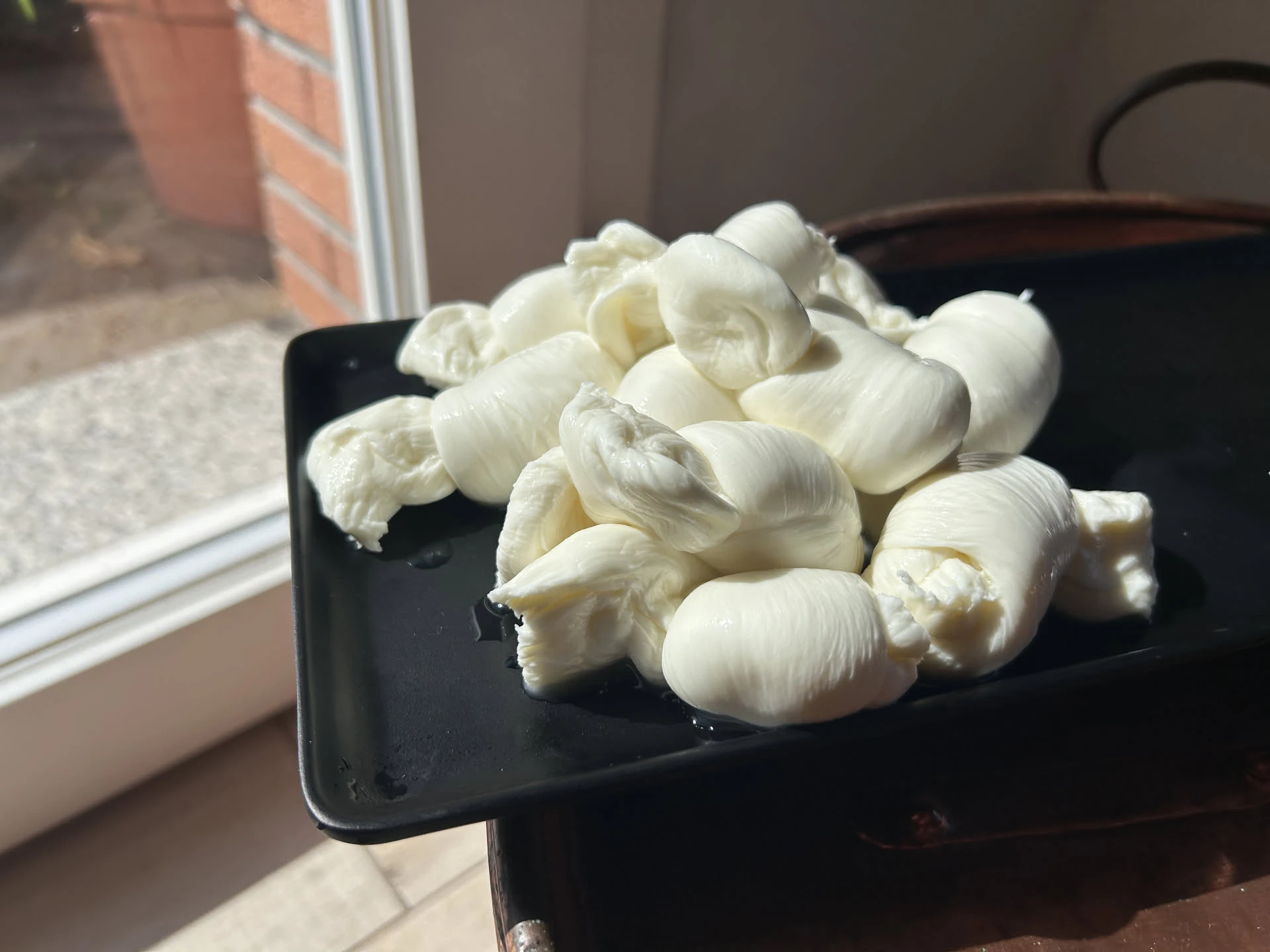 Nodini di pasta filata appena prodotti nel caseificio