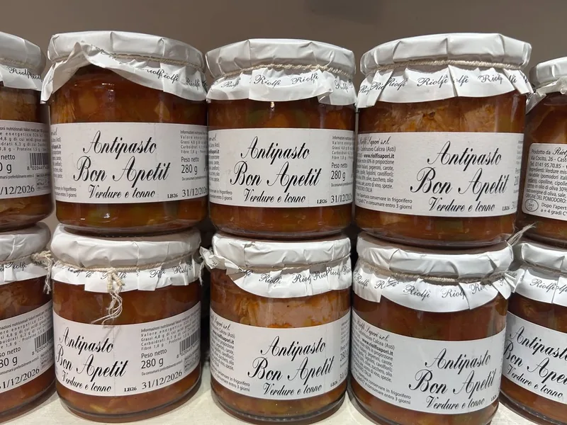 Vasetti di antipasto di verdure e tonno sullo scaffale dello spaccio