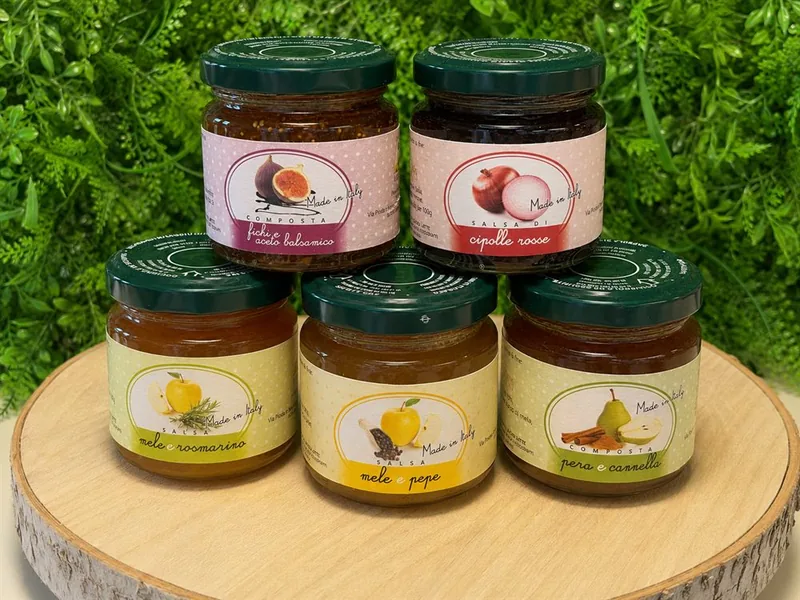 Compostine e salse in barattolo: fichi, mele, pera e cipolle rosse