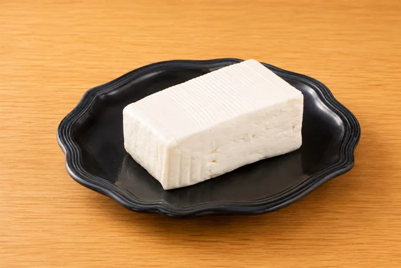 Crescenza fresca su piatto nero