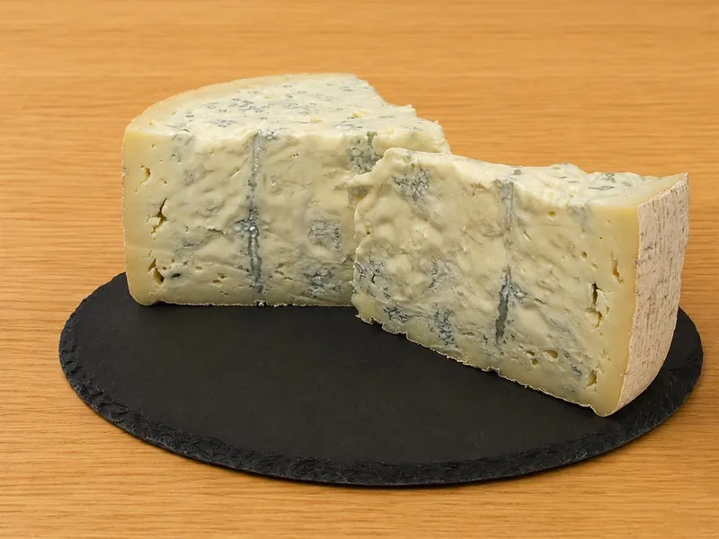 Gorgonzola DOP tagliato su piatto di ardesia