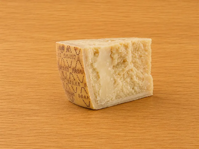 Punta di Grana Padano DOP con la crosta marchiata