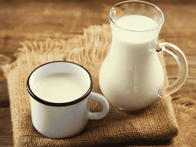 Latte fresco di fattoria in caraffa