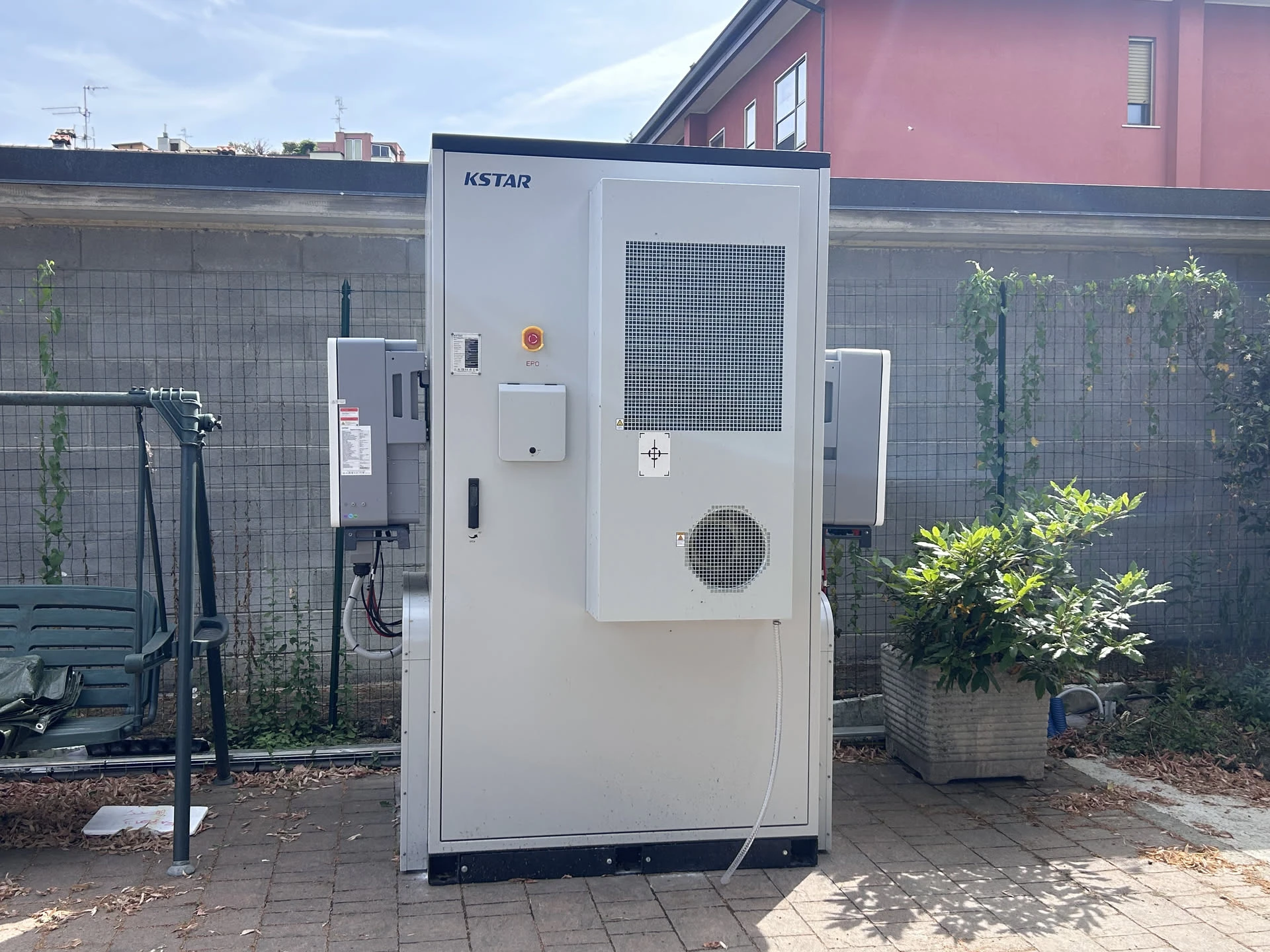 L'armadio della batteria di accumulo installata in fattoria