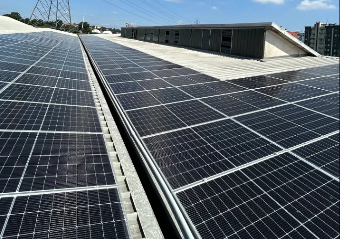 File di pannelli fotovoltaici sul tetto della stalla