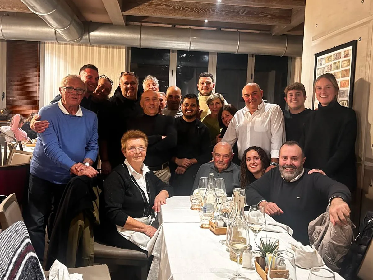 La squadra della Fattoria Maccazzola riunita attorno a un tavolo