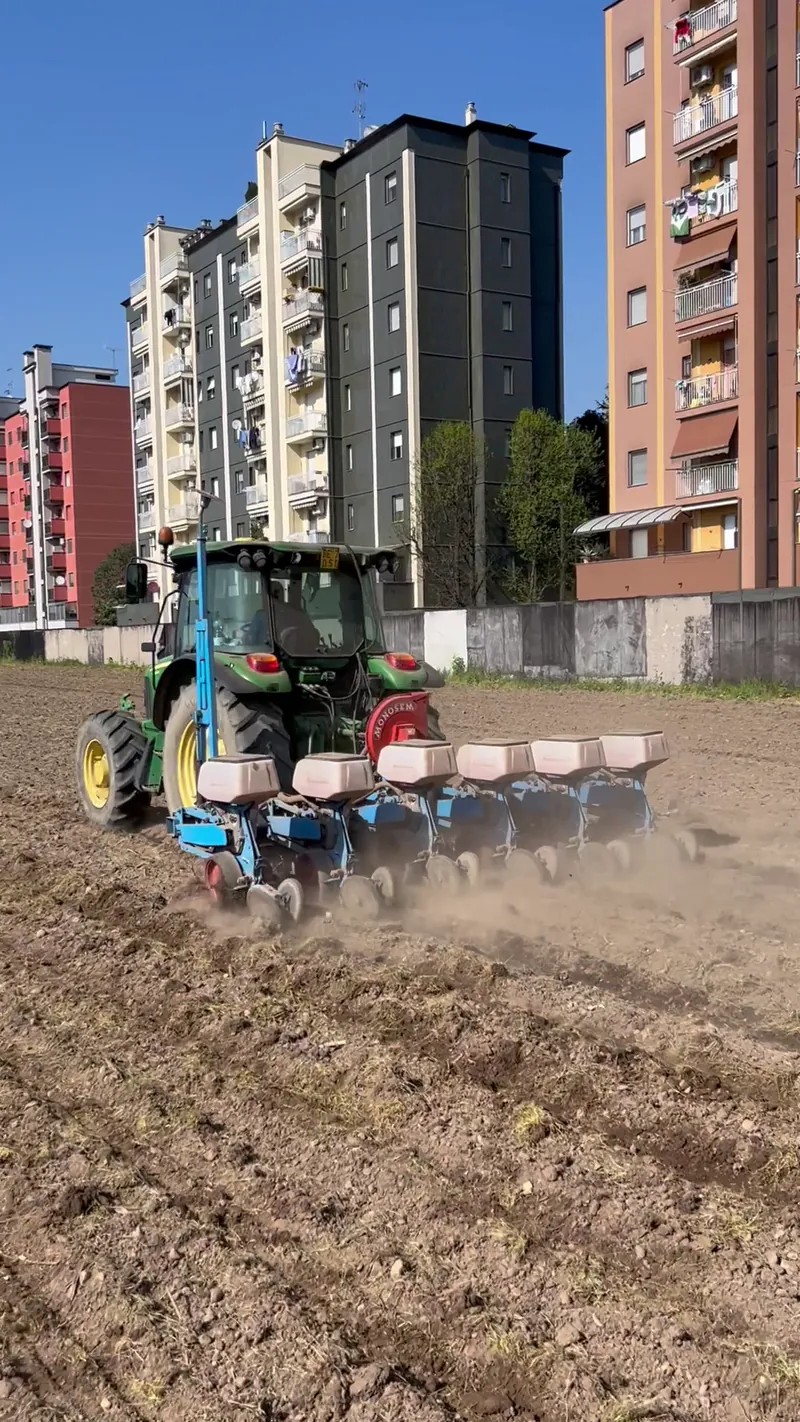 Trattore al lavoro nel campo alle porte di Milano